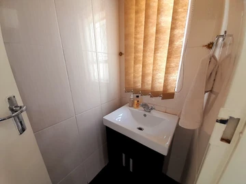 2 Bedroom Flat & Apartment