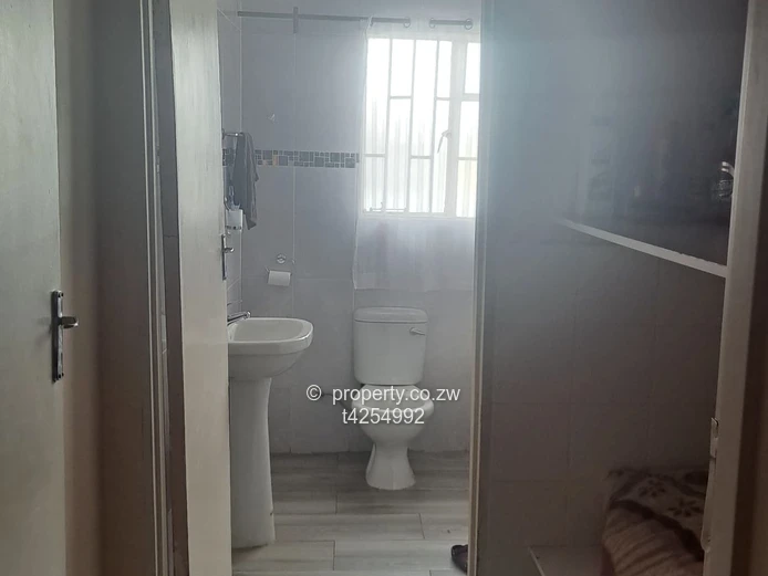 Greystone Park neat 6 bedroomed house to Rent 