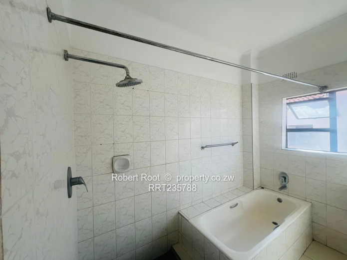 4 bed flat in Greendale