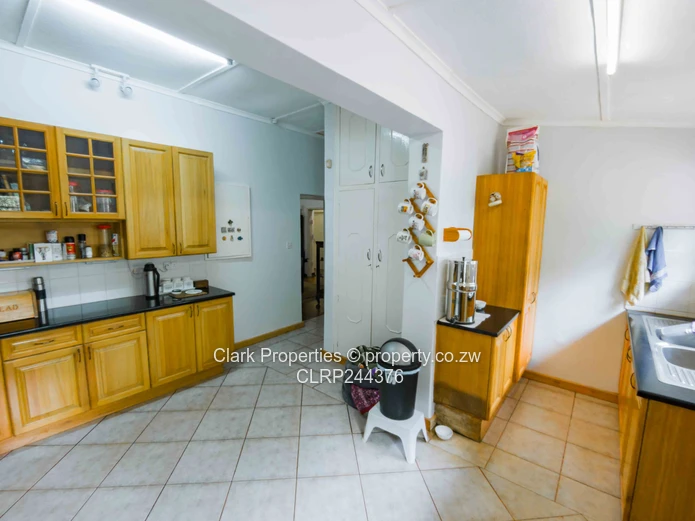 Multi-Dwelling Estate, Investor's Opportunity!