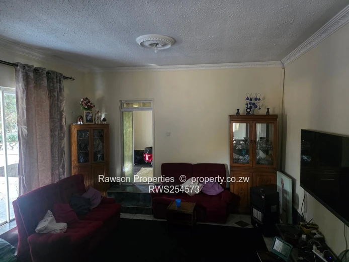 Glen Lorne: 5-Bed Family Home on 5965m² — Pool & Borehole (Sole Mandate)