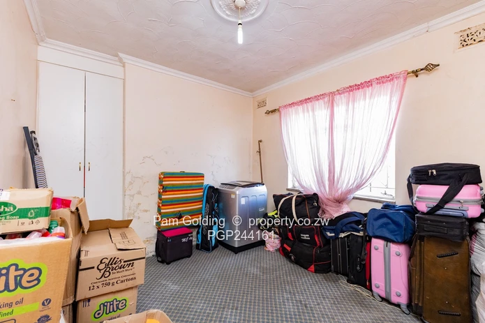 Charming Family Home In Zimre Park