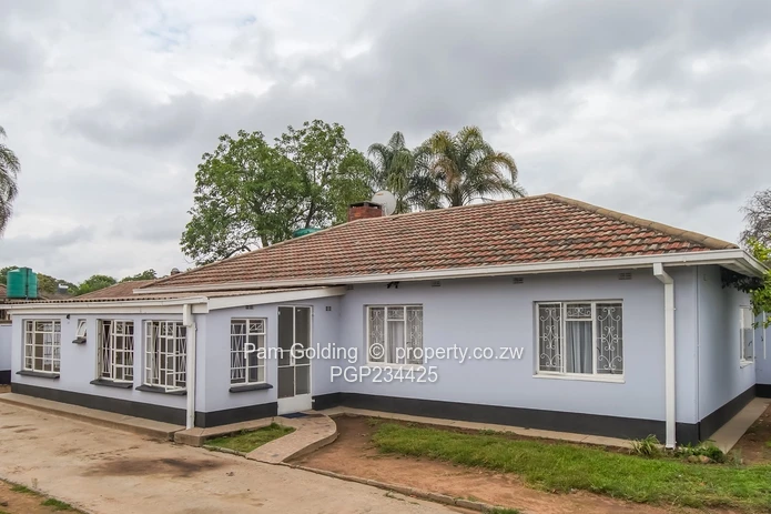 3 Bedroomed Garden Flat For Sale in Chadcombe