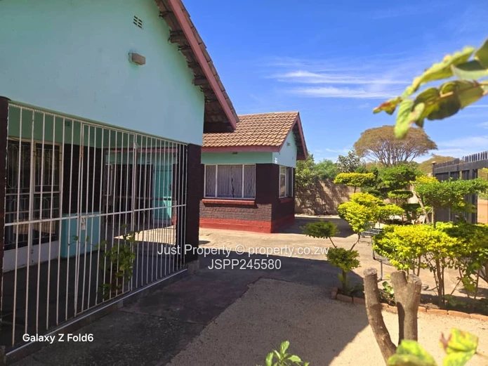 Bright 5-Bed Family Home with Garden & Secure Wall, Katanga (Sole Mandate)