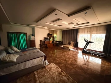 6 Bedroom House