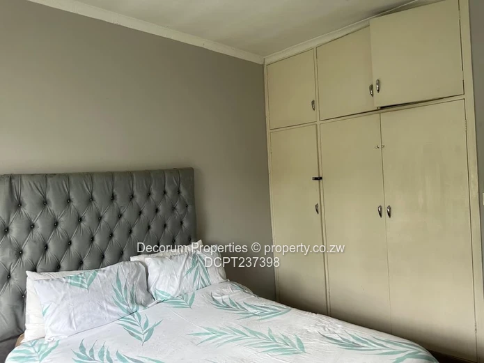 Charming 2-Bedroom Garden Flat in Avondale