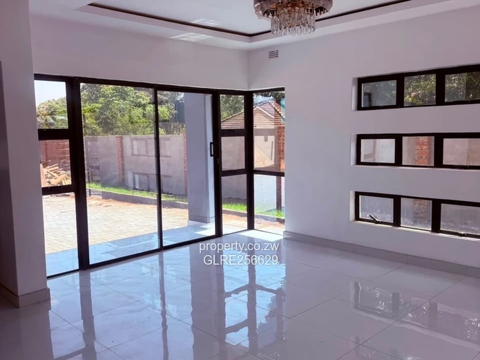 Modern glass-front 4-bed flat in Hatfield with borehole