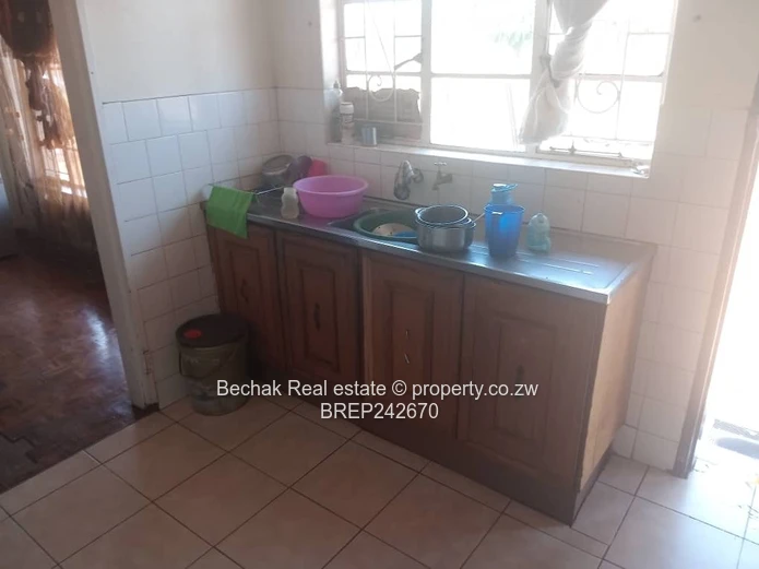 Bellevue: 3-Bed Home on 3,900 m² with Cottage & Garage