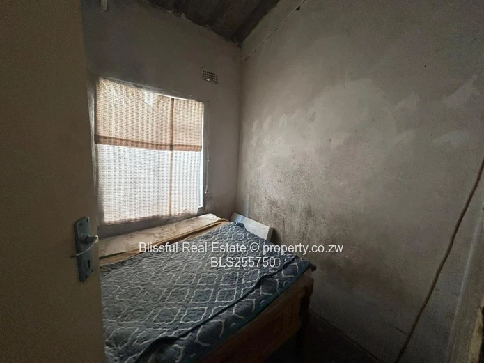 4 bedroom house for sale in Chitungwiza unit k-DEEDS, Nostro Accepted