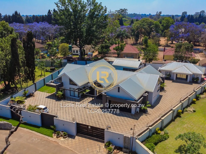 Luxury Living In Eastlea | Fully Furnished Home 