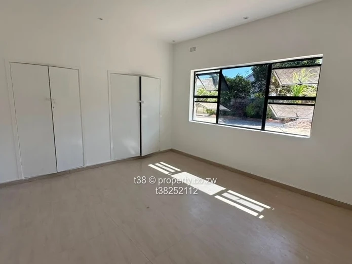 Sunlit 4-Bed Home in Avondale West - 1,039m² with Borehole