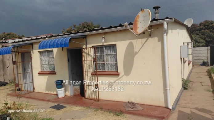 4-Bed Walled Highfield Home - Yard, Municipal Water