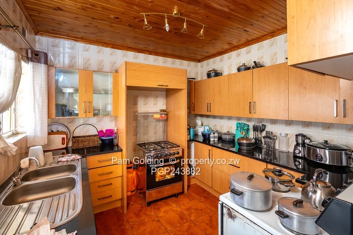 Family Home with Cottage (Sole Mandate)