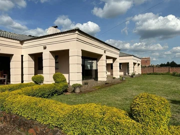 Stunning 6 Bedroom House in the Hills of 