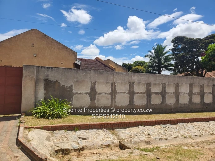 Walled 4-Bed Home Zimre Park — Borehole & Driveway