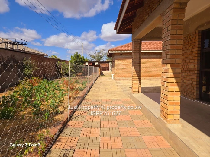 Sandton Park: 5-Bed Home with Island Kitchen & Borehole
