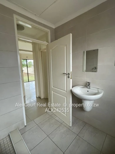 Very Neat And Spacious House In A Quiet Community!