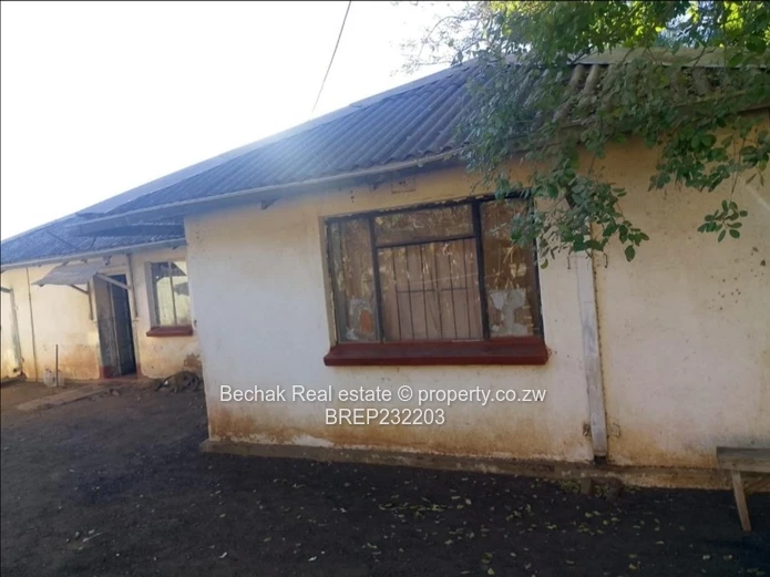 Dilapidated 3bedroom house for sale in Queenspark 