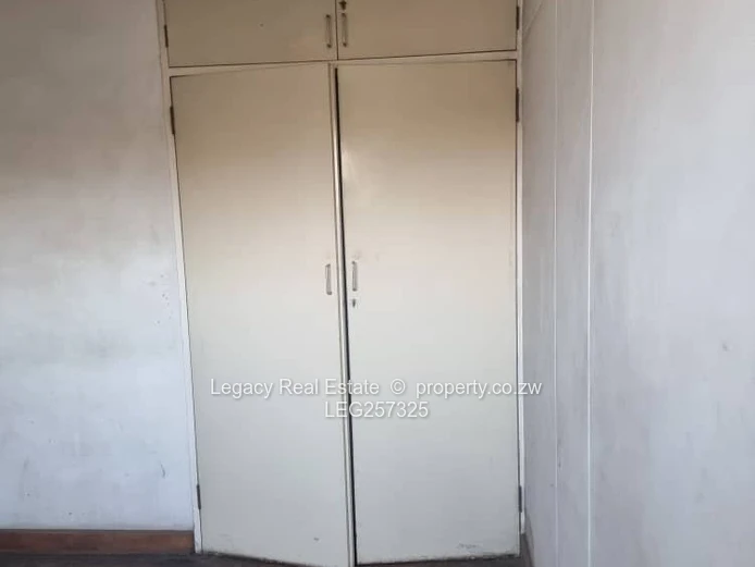 Avenues CBD 2-Bed Flat — Balcony, Parking & Fitted Kitchen