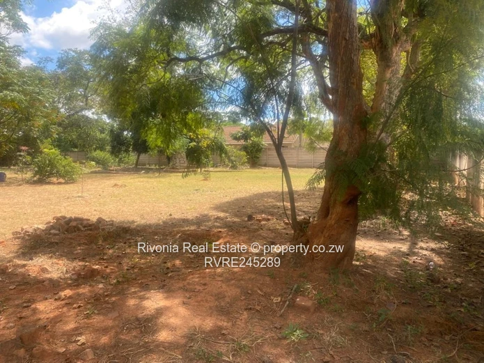 Walled 3-Bed Home with Spacious Garden  (4300m²) – Waterfalls Park town