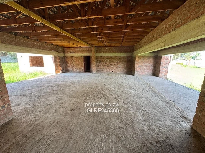 Unfinished 5-Bed 700 m² Home on 1 Acre in Bluff Hill