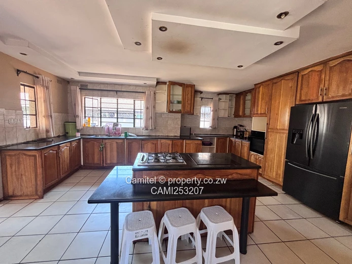 Spacious 5-Bed Bluff Hill Home — Large Kitchen, Borehole