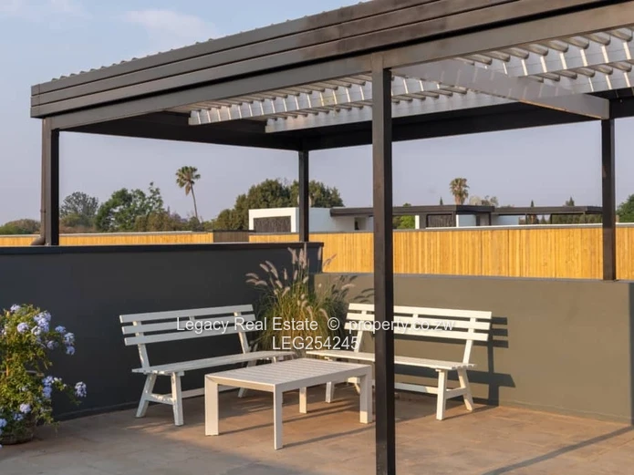 Stylish 3-Bed Garden Flat with Private Patio in Vainona