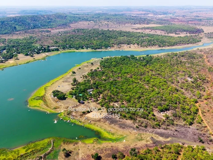 6.7ha Lake Chivero Shorefront Land — Hotel stand