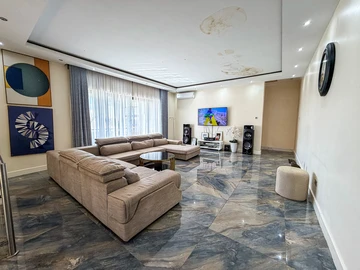 6 Bedroom House
