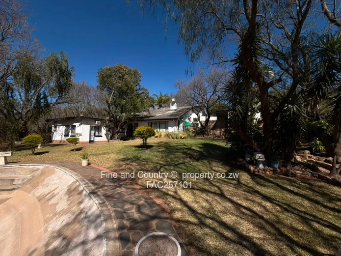 Hillside 5-Bed Home in Brilliant Location