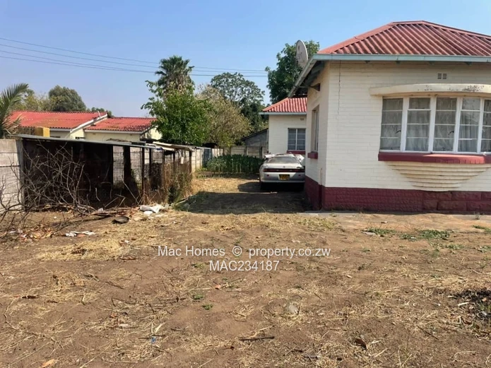 Spacious Property with Deeds & Cottage