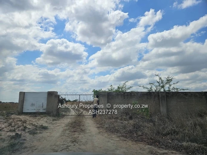 A nice plot a stone throw away from Ruwa Rehab center on the road linking Harare Airport just Timire