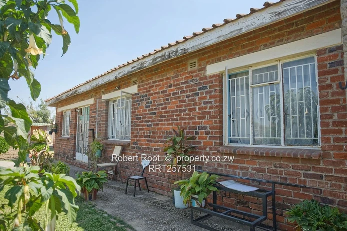Spacious 3-Bed Damofalls Cottage on 1130 m² with Tank