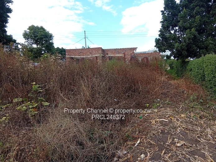 600m² Stand in Hatcliffe — Main Road Frontage, Dilapidated Incomplete Cottage.
