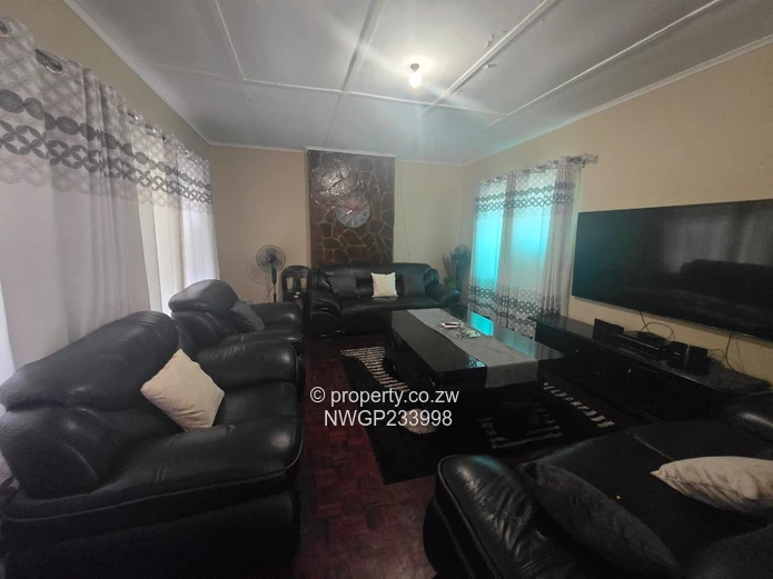 Montrose, Bulawayo South — 3-Bed House on 1600m² with Pool & Borehole