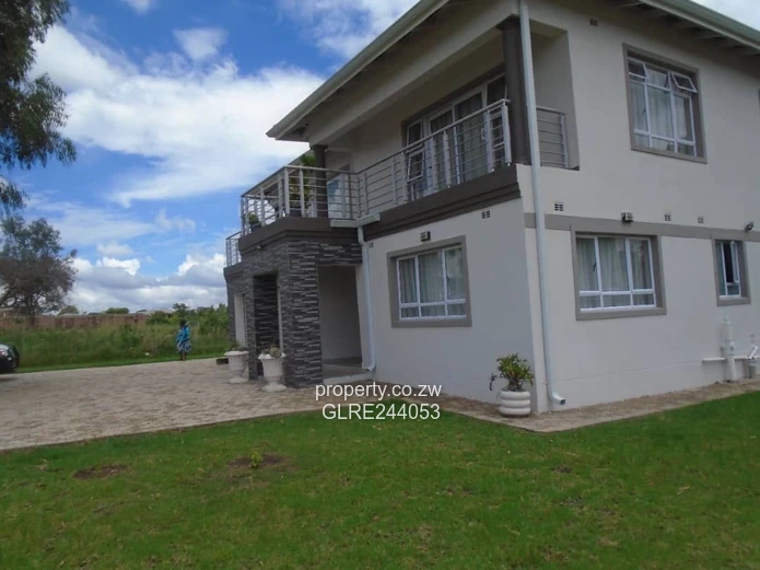 Modern 4-Bed Arlington Home with Double Garage & Borehole