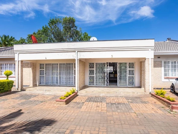 2 Bedroom Flat & Apartment