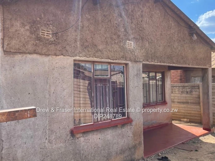 4-Bed House in Kadoma — Walled, Verandah & Fireplace