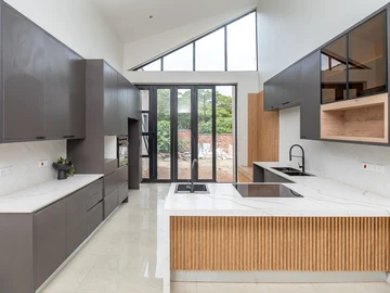 4 Bedroom Flat & Apartment