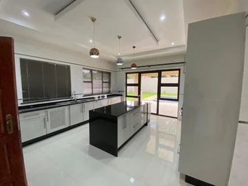 5 Bedroom Flat & Apartment