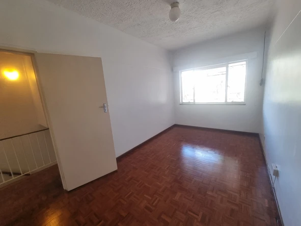 2 Bedroom Flat & Apartment