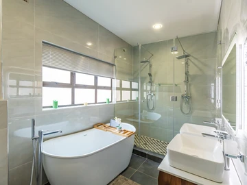 3 Bedroom Flat & Apartment