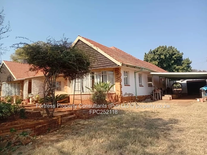 Spacious 3-Bed Home on 9 136m² with Massive Re-Development Potential