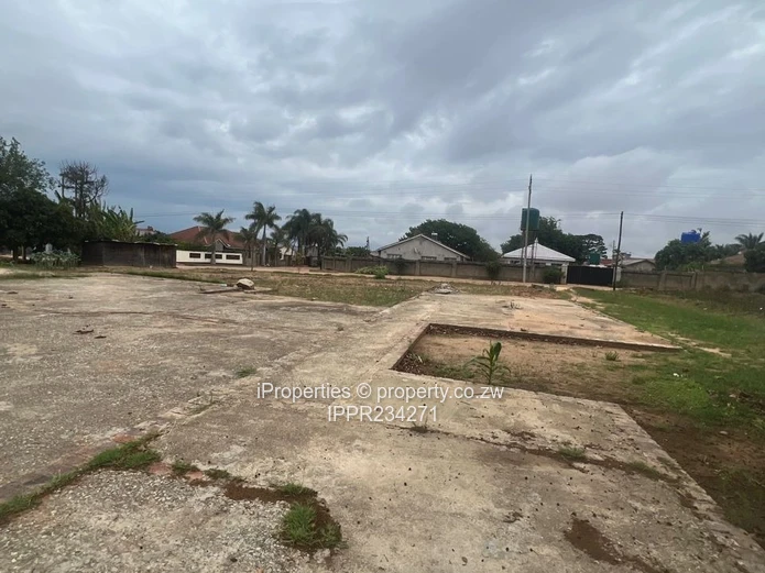 2,248m² stand comes with a neat 2-bedroom cottage 