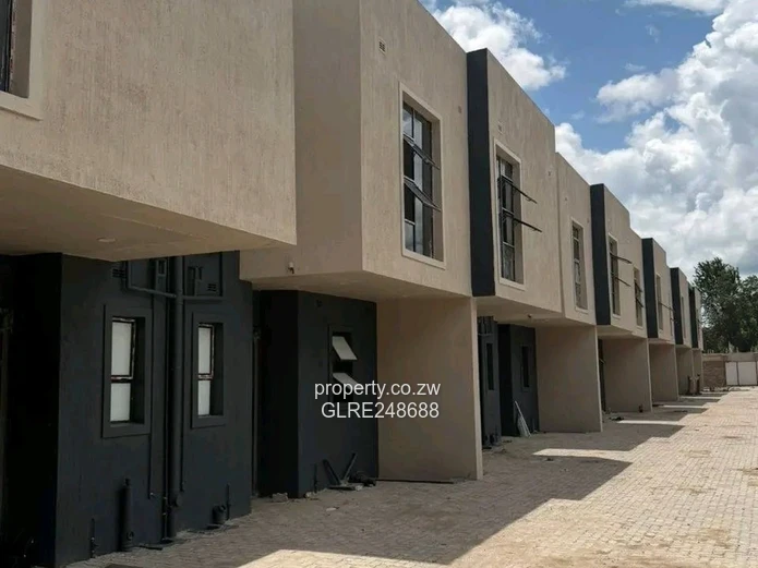 Modern 2-Bed Townhouse with Pool & Borehole — Strathaven