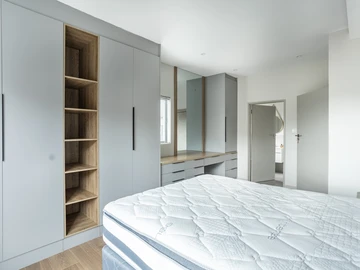 2 Bedroom Flat & Apartment