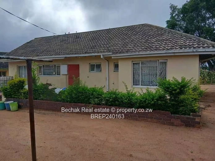 Luveve 4   3-Bed Home on 3900m² — Cottage, Garage, Garden