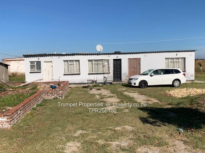 1-bed cottage  fenced 3,173m² stand, Norton, Trafalgar ZESA