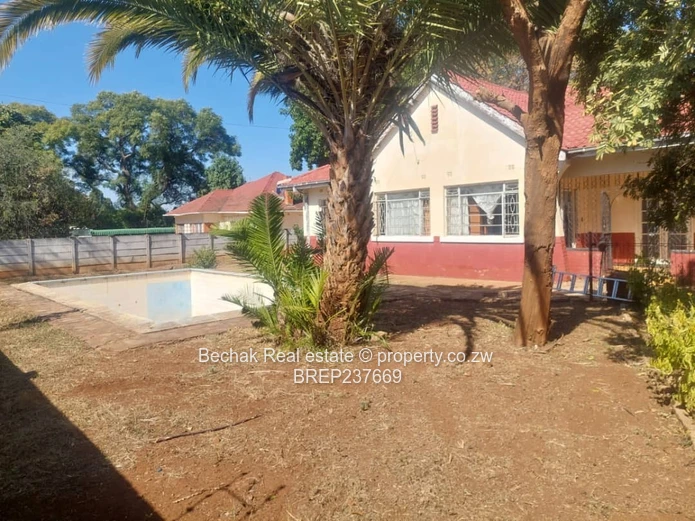 Family Home in Famona — 3-bed, Pool & Borehole on 2,360m²