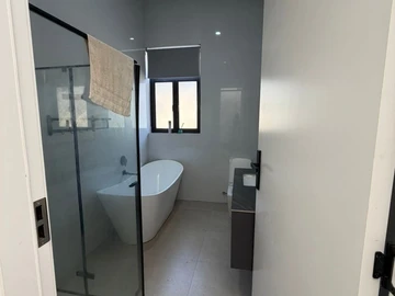4 Bedroom Flat & Apartment